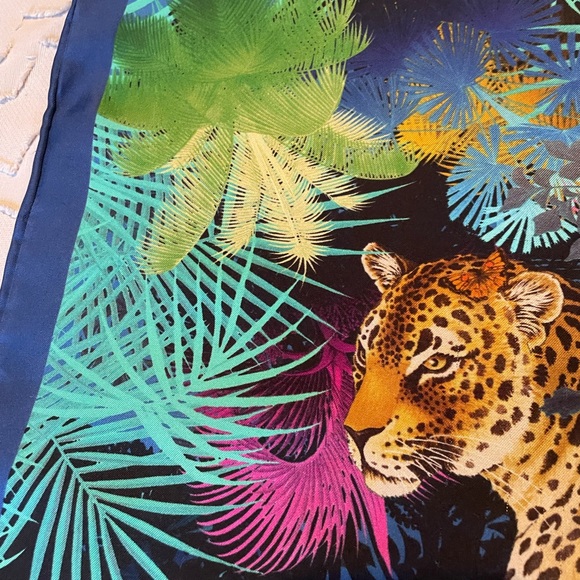 Salvatore Ferragamo Silk pillow case 18x18 with zipper , like new , hardly used. - Picture 4 of 6